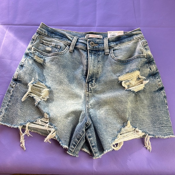 SO Pants - NWT Boyfriend shorts also the 90s shorts 4 inch inseam size 11/30 medium color